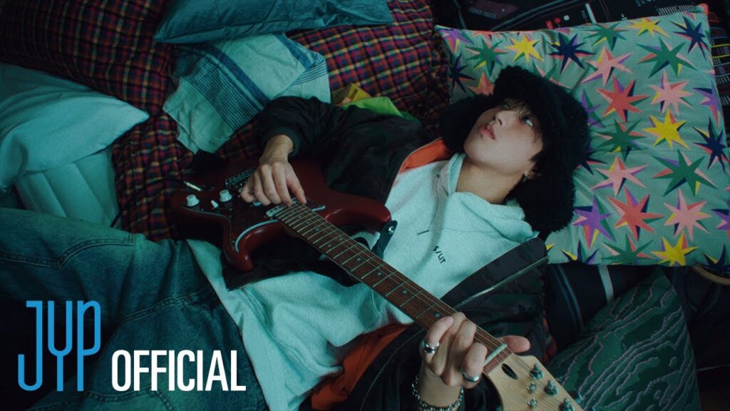 HAN performing Hold my hand in the official SKZ-PLAYER