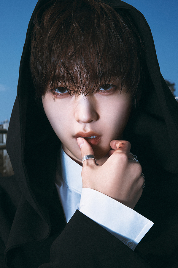 Hyeongjun in the real official Starship Entertainment CRAVITY portrait.
