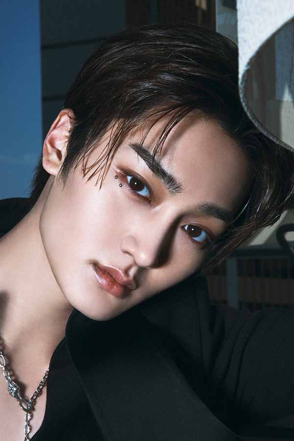 Taeyoung in the real official Starship Entertainment CRAVITY portrait.