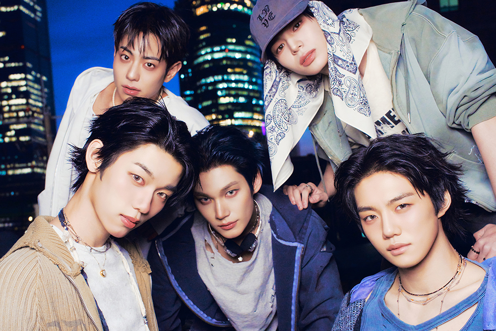 Keita, Park Hanbin, Lee Jeonghyeon, Mun Junghyun and Park Jihoo in a real official EVNNE group portrait.
