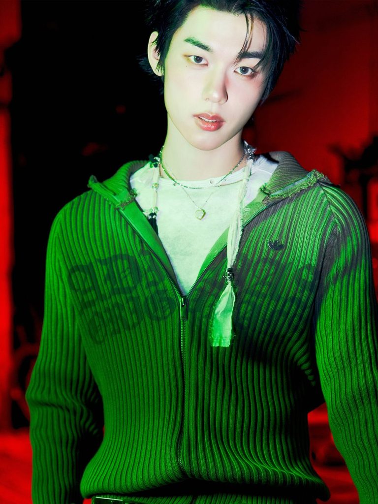 Lee Jeonghyeon in a real official EVNNE portrait.
