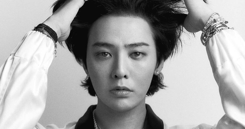 G-DRAGON portrait in a black-and-white Hana Financial campaign, 2025