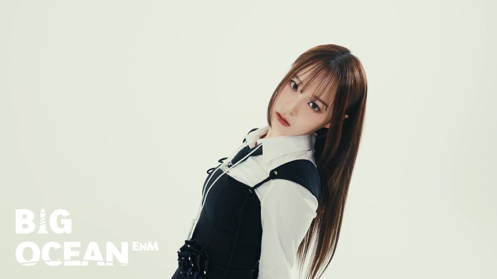 Hana in the official individual iii member reveal video.