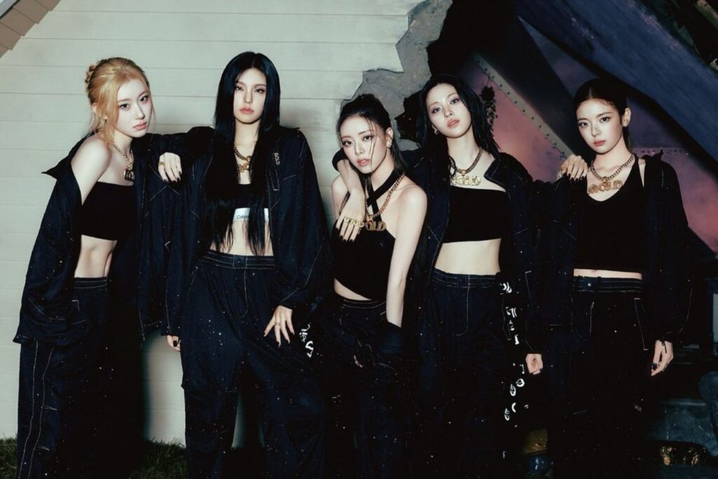 ITZY current members Yeji Lia Ryujin Chaeryeong and Yuna group photo