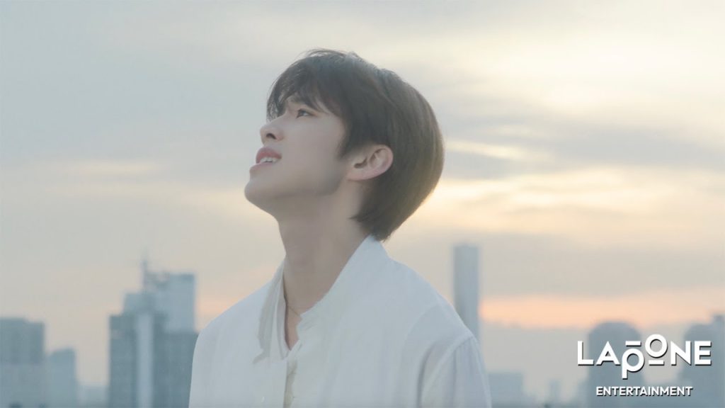 Junki Kono performing in the official Singing in the rain video