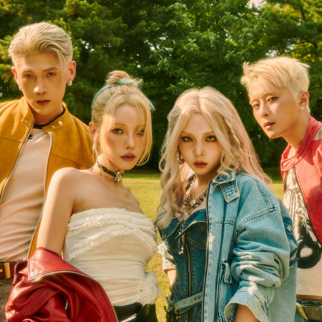 KARD current members BM J.Seph Somin and Jiwoo group portrait