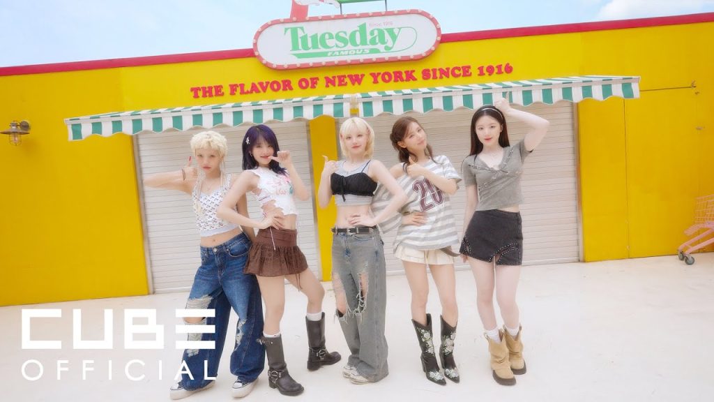 Miyeon, Minnie, Soyeon, Yuqi and Shuhua performing Girlfriend choreography