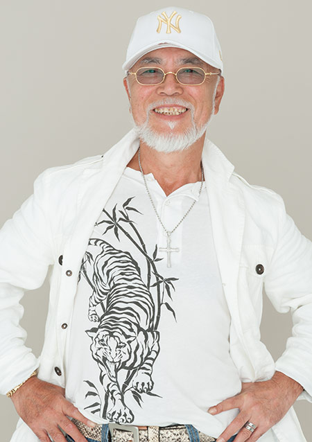 Japanese voice actor Kenji Utsumi smiling in his official Ken Production portrait