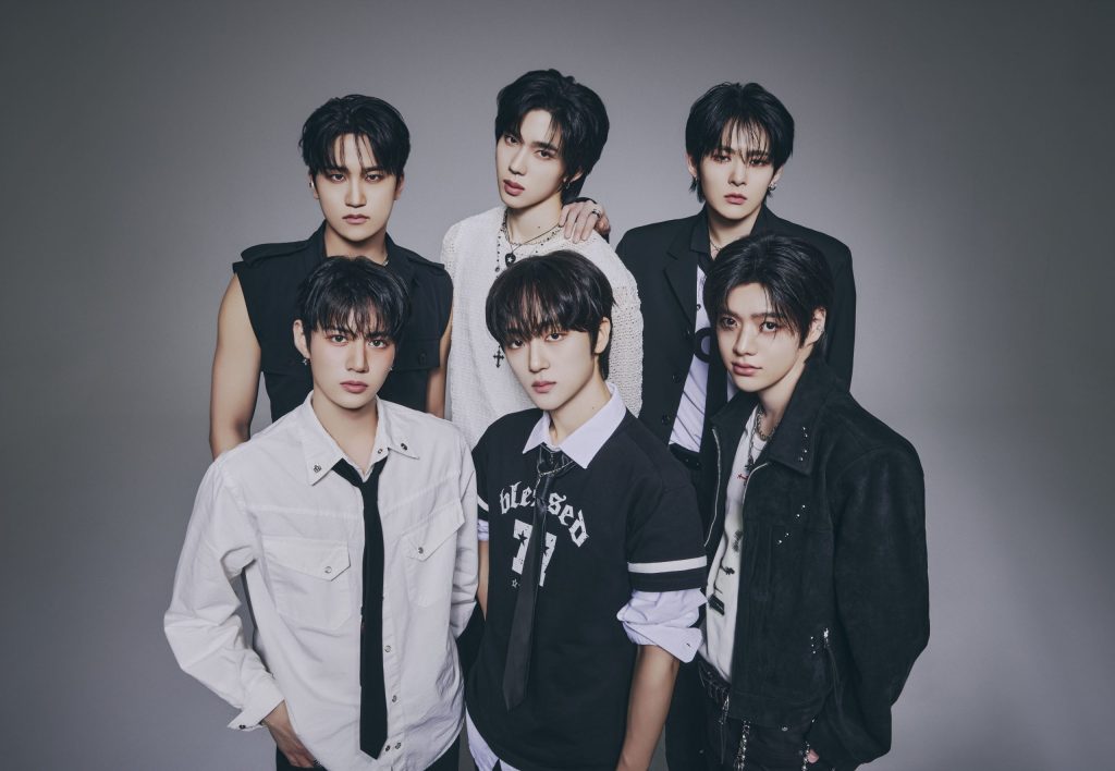 Yuma, Chael, Jinsu, Takuma, Junwoo, Dohyun and Ian in the real current official LUN8 portrait.