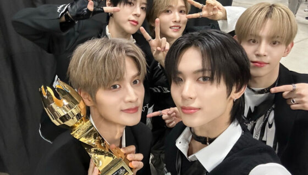 NOWZ members Hyeonbin Yoon Yeonwoo Jinhyuk and Siyun together
