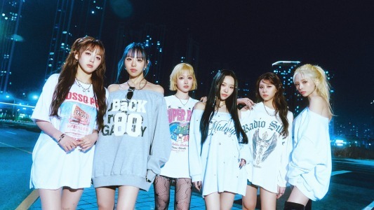 Wonchae, Ahyoon, Kiirii, Seovin, Jinyul and Seoha in a real current Queenz Eye promotional photograph.