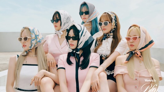 Lee Soojin, Monday, Park Soeun, Lee Jaehee, Jihan and Zoa in a real Weeekly promotional photograph.