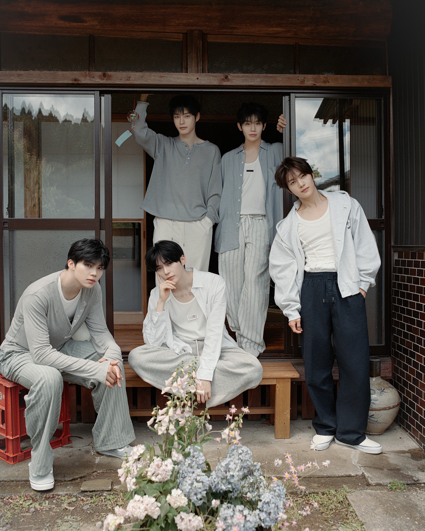ZEROBASEONE members Sung Han Bin, Kim Ji Woong, Seok Matthew, Kim Tae Rae and Park Gun Wook