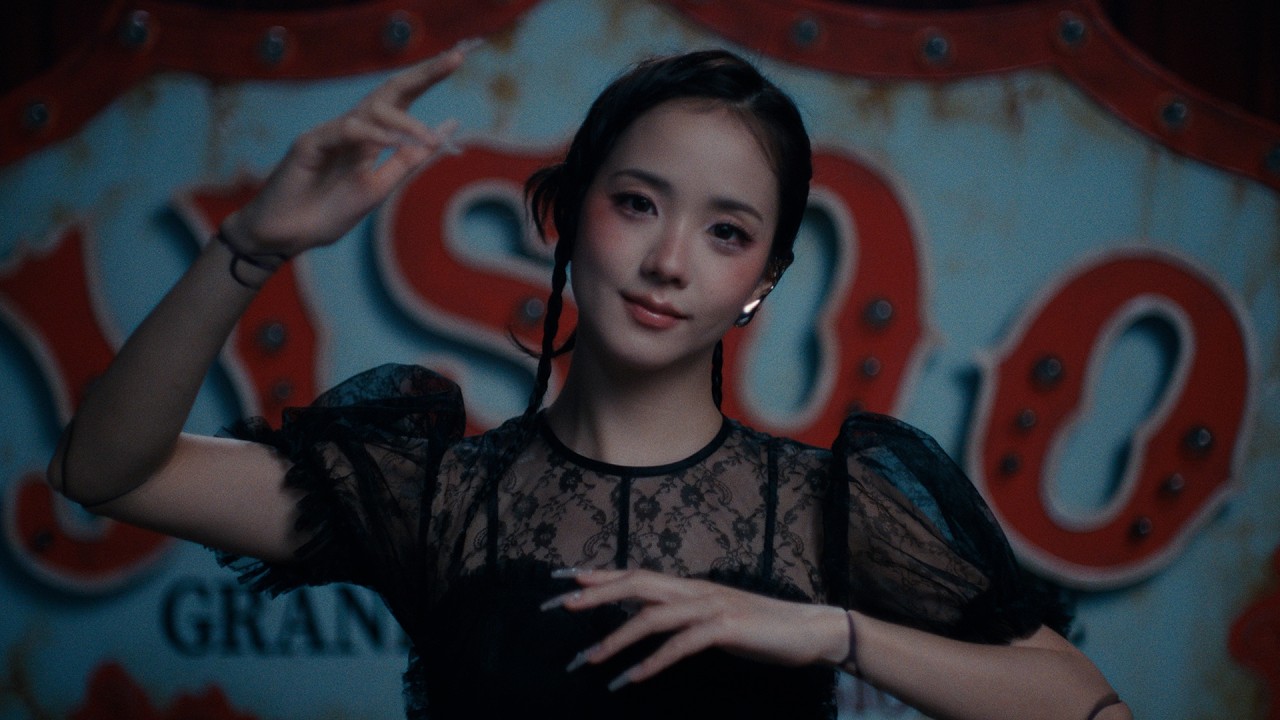CLICK React: JISOO Found Love in a Dead Theme Park and Made the Robots Dance